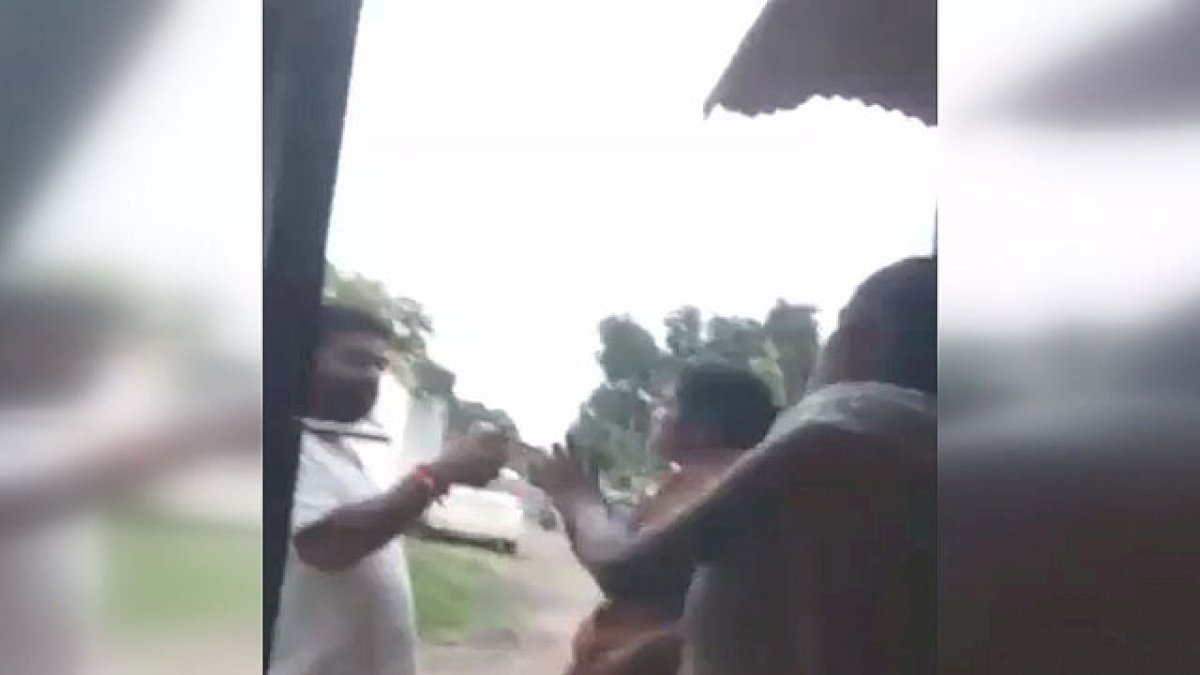 Dalit Woman Beaten: बीजेपी नेताओं ने दलित महिला को बेरहमी से पीटा Dalit Woman Beaten: बीजेपी नेताओं ने दलित महिला को बेरहमी से पीटा