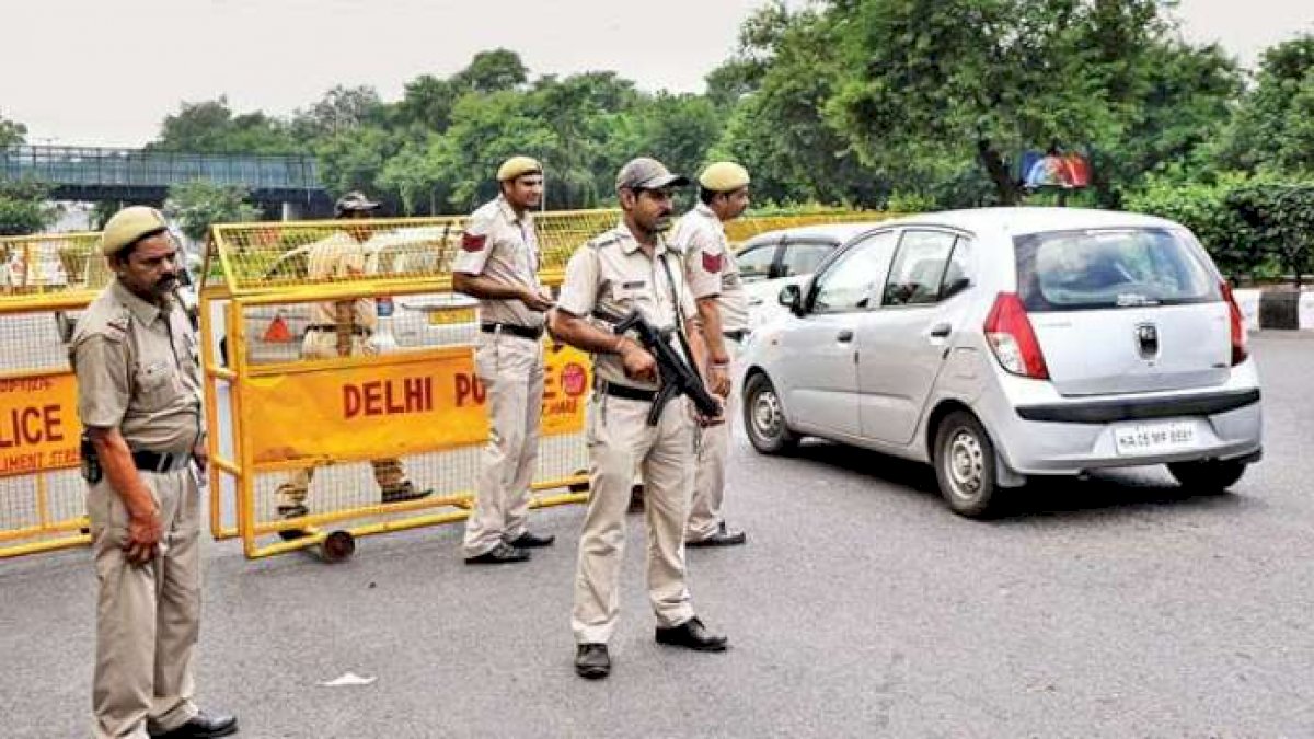 Delhi Terrorist attack: दिल्ली में आईएस का आतंकी गिरफ्तार Delhi Terrorist attack: दिल्ली में आईएस का आतंकी गिरफ्तार