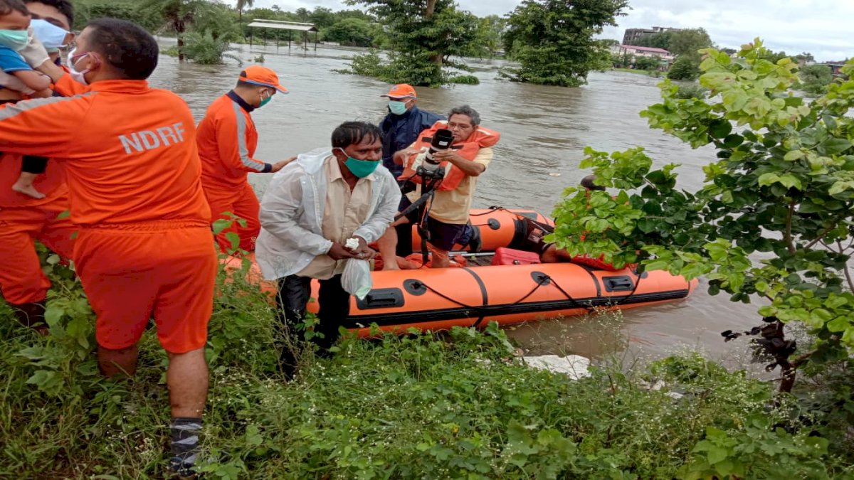 Bhopal Rain Updates: बाढ़ में घिरे परिवार को एनडीआरएफ ने बचाया Bhopal Rain Updates: बाढ़ में घिरे परिवार को एनडीआरएफ ने बचाया