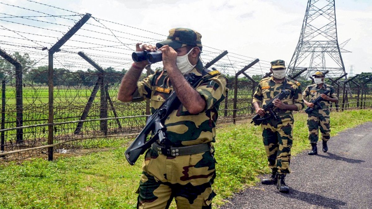 BSF: भारत पाक सीमा पर पांच घुसपैठियों को मार गिराया BSF: भारत पाक सीमा पर पांच घुसपैठियों को मार गिराया