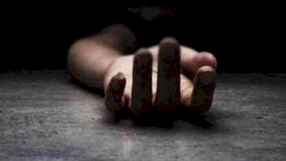 Tikamgarh: घर में फाँसी पर लटके मिले परिवार के पांच लोगों के शव Tikamgarh: घर में फाँसी पर लटके मिले परिवार के पांच लोगों के शव