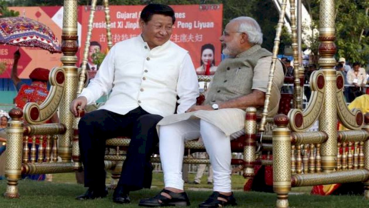 चीनी राष्ट्रपति के साथ झूला झूलते पीएम नरेंद्र मोदी
