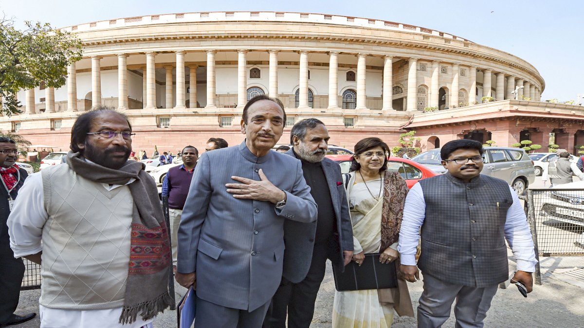 CWC: गुलाम नबी आजाद की सफाई, राहुल गांधी ने नहीं कही बीजेपी से मिले होने की बात CWC: गुलाम नबी आजाद की सफाई, राहुल गांधी ने नहीं कही बीजेपी से मिले होने की बात