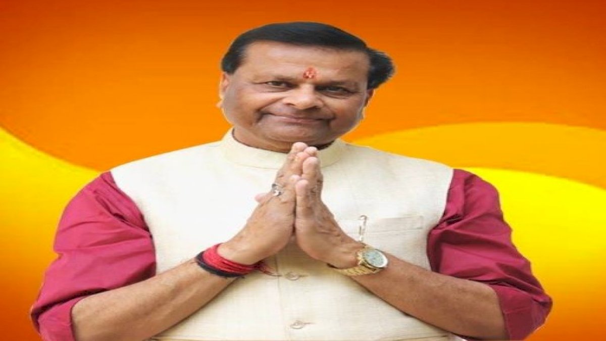 जयभान सिंह पवैया ने संकेतों में सिंधिया को बताया सांप जयभान सिंह पवैया ने संकेतों में सिंधिया को बताया सांप