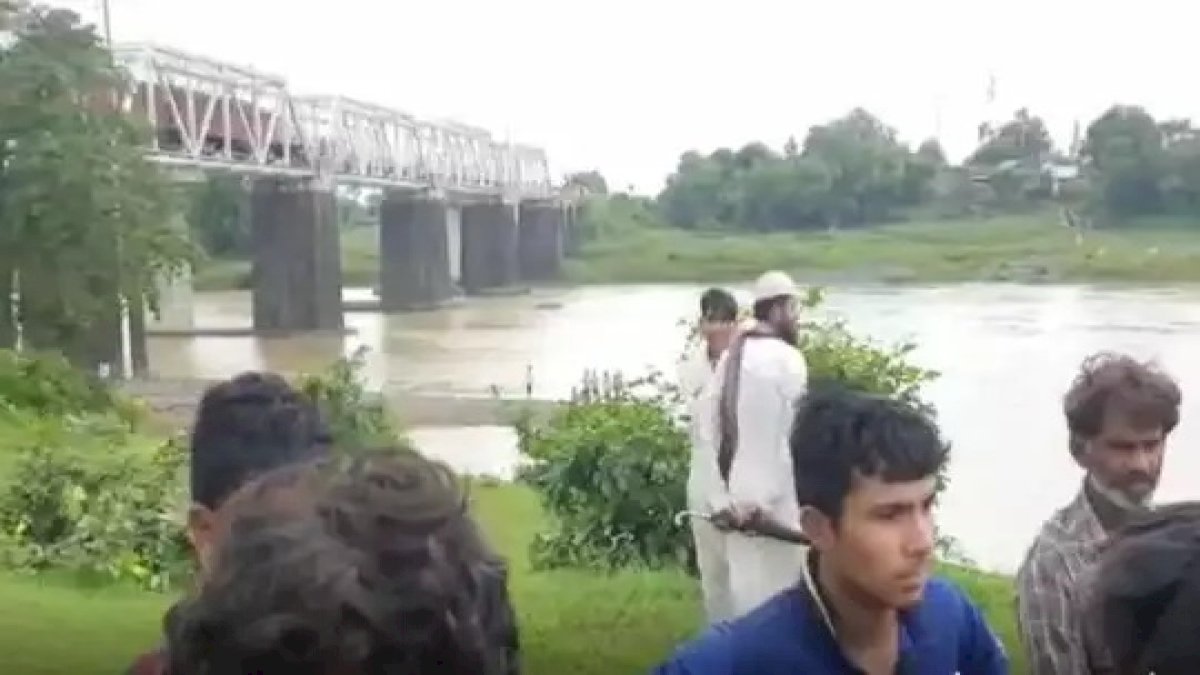 Sehore: पार्वती नदी में डूबीं 5 में से एक लड़की बचाई गई Sehore: पार्वती नदी में डूबीं 5 में से एक लड़की बचाई गई