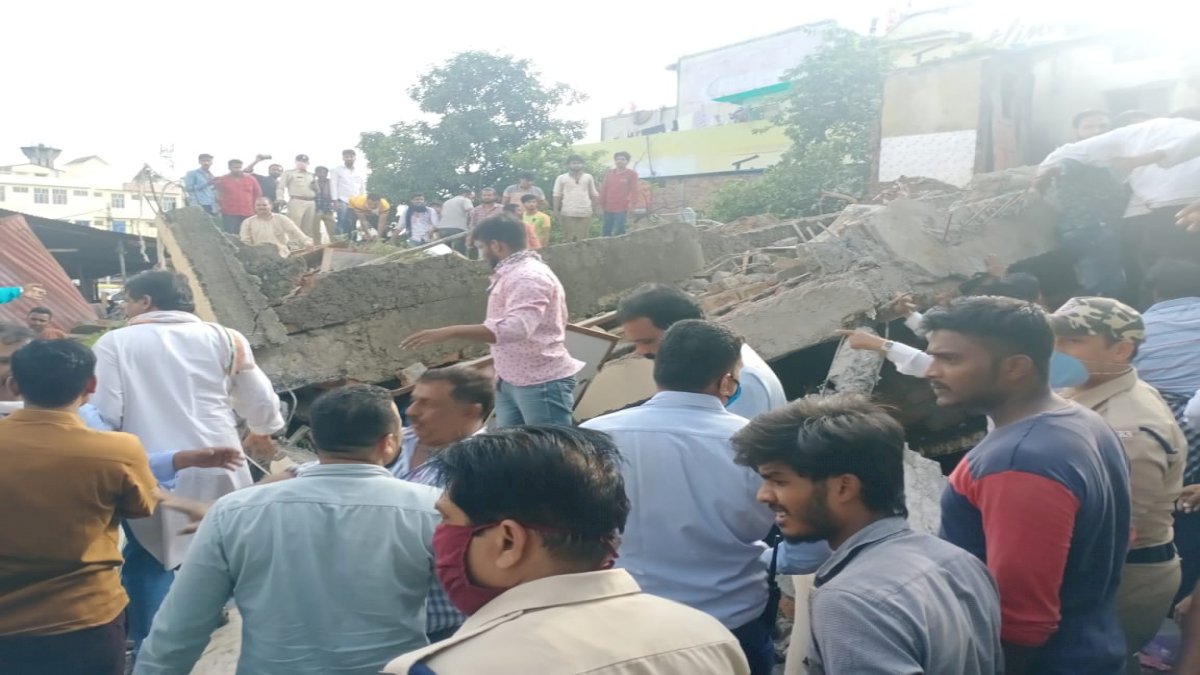 Dewas Building Collapse: दो मंजिला मकान गिरा, 9 लोगों को बचाया Dewas Building Collapse: दो मंजिला मकान गिरा, 9 लोगों को बचाया