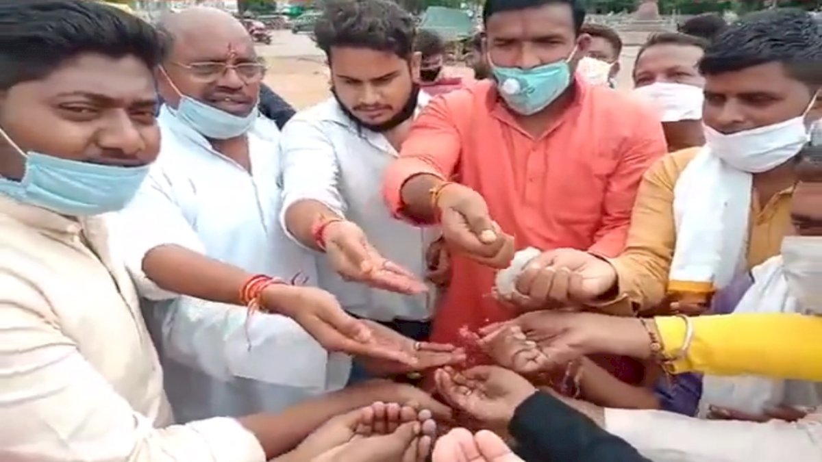 Gwalior: कांग्रेस ने गंगा जल से किया बीजेपी के आयोजन स्थल का शुद्धिकरण Gwalior: कांग्रेस ने गंगा जल से किया बीजेपी के आयोजन स्थल का शुद्धिकरण