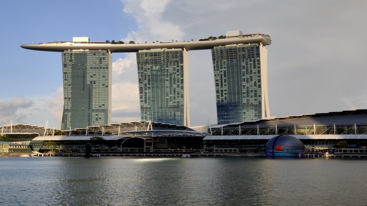 सिंगापुर में पानी पर तैरता एप्पल स्टोर