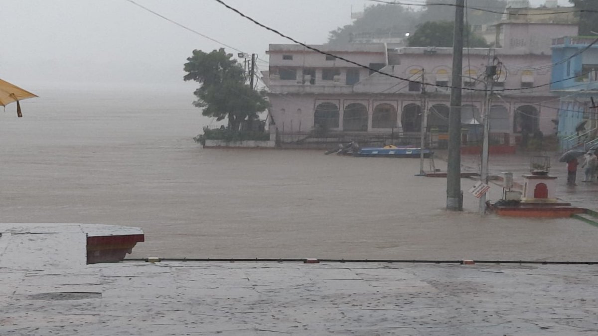 Rain in MP: भोपाल में तेज बारिश, डैम लबालब, नर्मदा उफान पर Rain in MP: भोपाल में तेज बारिश, डैम लबालब, नर्मदा उफान पर