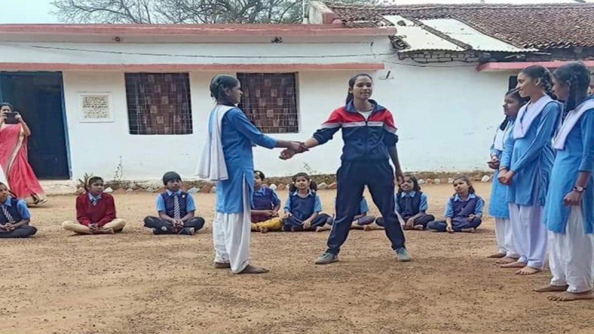 Atmanirbhar Chhattisgarh: नक्सल प्रभावित युवतियां सीख रहीं आत्मरक्षा के गुर Atmanirbhar Chhattisgarh: नक्सल प्रभावित युवतियां सीख रहीं आत्मरक्षा के गुर