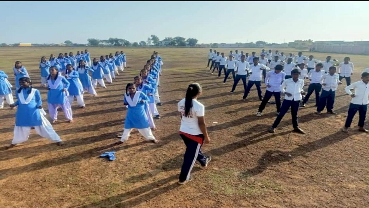 अभनपुर की बरखा राजपूत आदिवासी युवतियों को दे रहीं मार्शल आर्ट की ट्रेनिंग