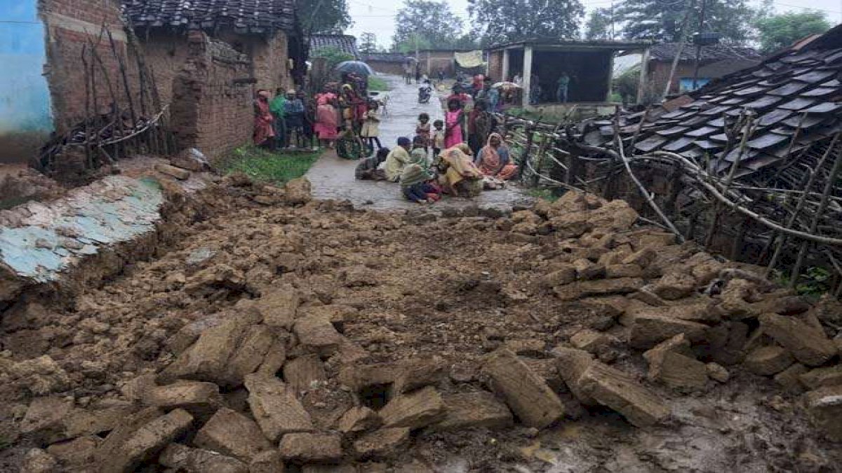 Rain in MP: दीवार गिरी, सड़क पर खेल रहे चार बचे दबे Rain in MP: दीवार गिरी, सड़क पर खेल रहे चार बचे दबे