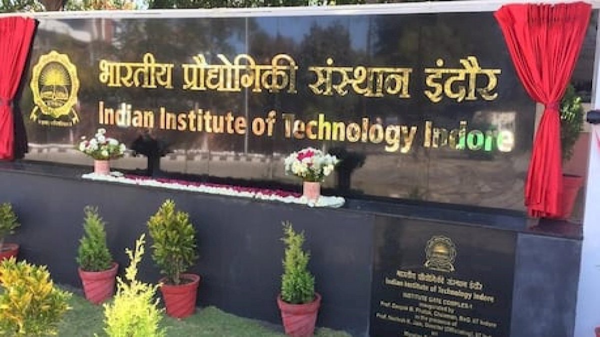 IIT Indore: आईआईटी इंदौर में संस्कृत में पढ़ा रहे हैं गणित और विज्ञान IIT Indore: आईआईटी इंदौर में संस्कृत में पढ़ा रहे हैं गणित और विज्ञान