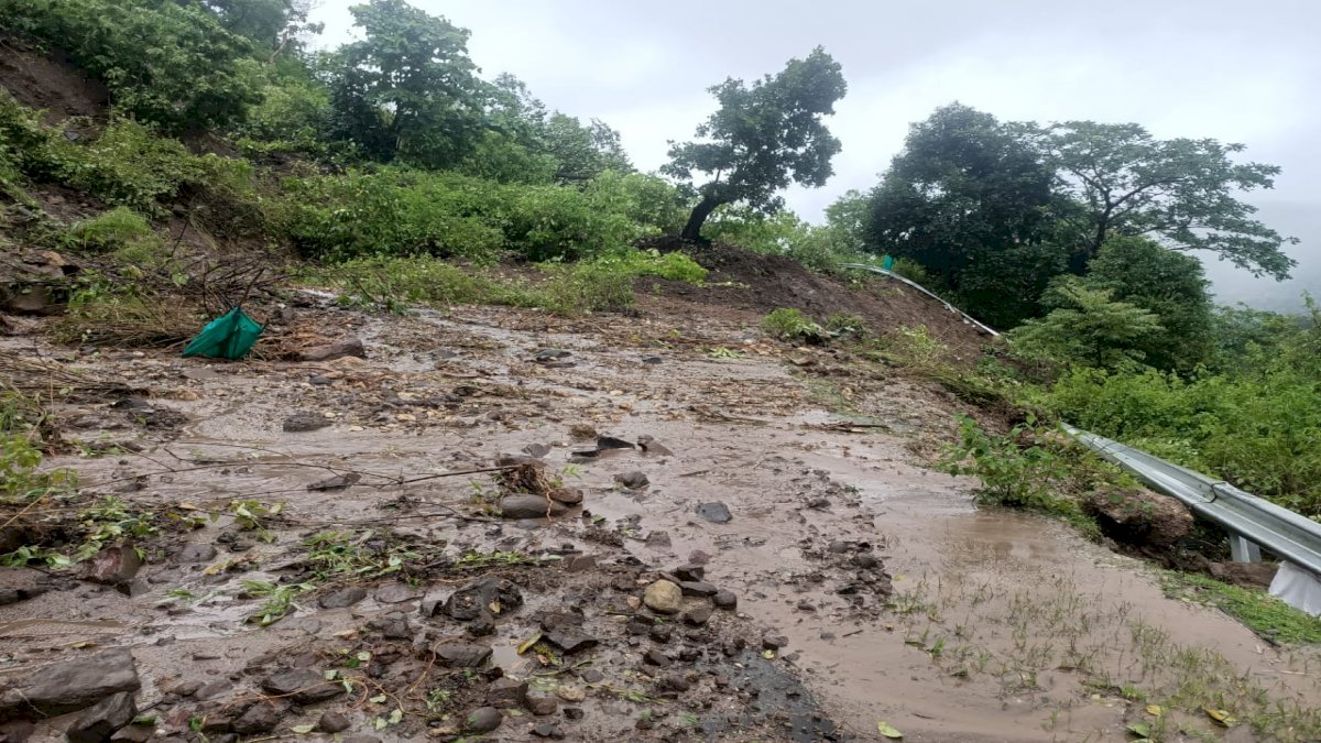 Chhindwara: पहाड़ी गिर के बाद बह गई 100 मीटर लंबी सड़क Chhindwara: पहाड़ी गिर के बाद बह गई 100 मीटर लंबी सड़क