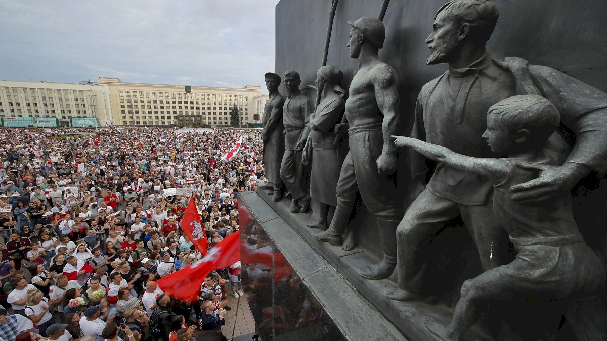 Belarus Protests: सरकार विरोधी प्रदर्शनों के बीच पत्रकारों की मान्यता रद्द Belarus Protests: सरकार विरोधी प्रदर्शनों के बीच पत्रकारों की मान्यता रद्द
