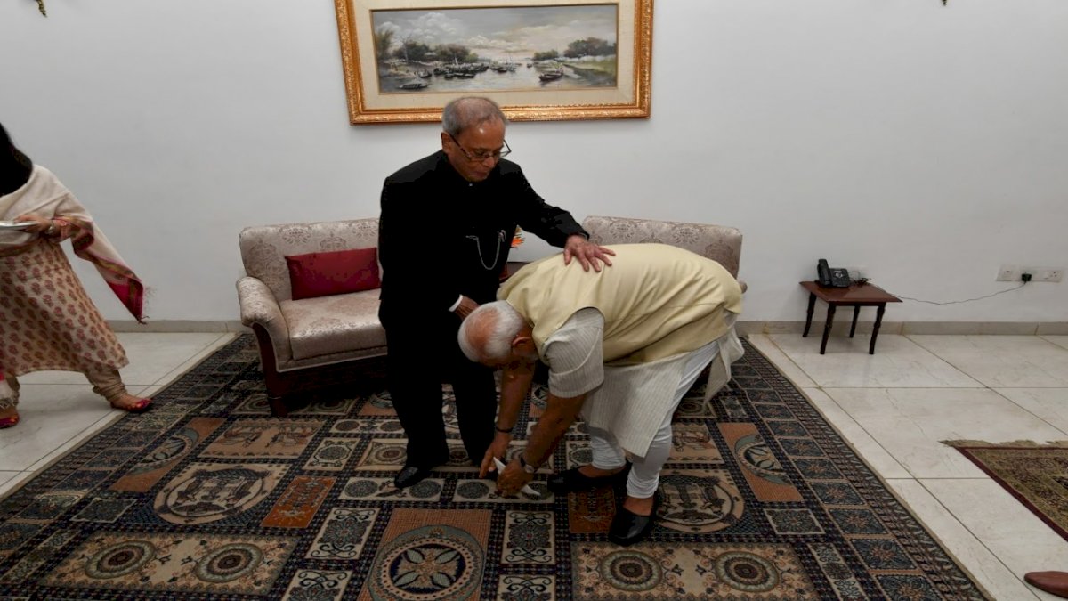 RIP Pranab Mukherjee: देशभर में शोक की लहर, पीएम ने शेयर की पैर छूते तस्वीर RIP Pranab Mukherjee: देशभर में शोक की लहर, पीएम ने शेयर की पैर छूते तस्वीर