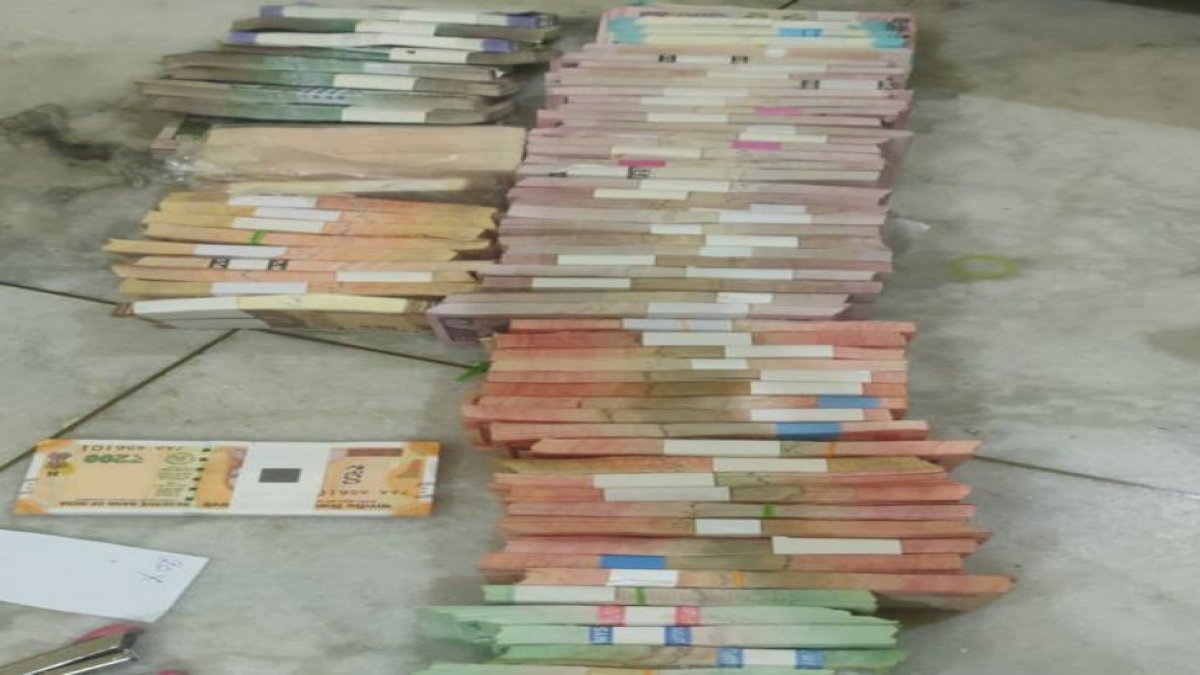 MP Lokayukta Raid: खनिज अधिकारी प्रदीप खन्ना के ठिकानों पर लोकायुक्त का छापा MP Lokayukta Raid: खनिज अधिकारी प्रदीप खन्ना के ठिकानों पर लोकायुक्त का छापा