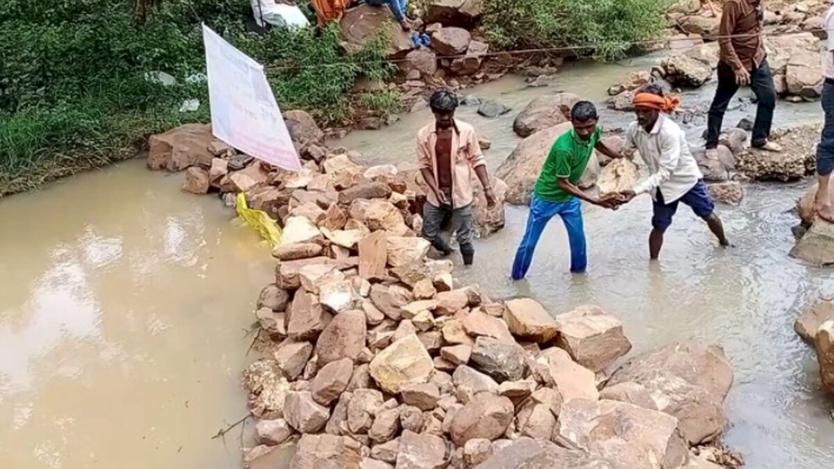 MP: सरकारी ने सुनी नहीं तो आदिवासियों ने एक दिन में खुद बनाया बांध MP: सरकारी ने सुनी नहीं तो आदिवासियों ने एक दिन में खुद बनाया बांध