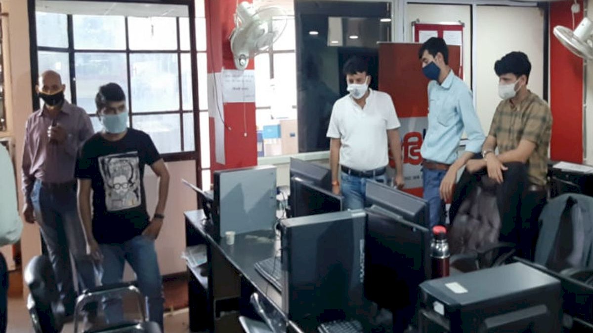 MP Honey Trap: लाइव इंडिया चैनल ऑफिस में क्राइम ब्रांच की रेड MP Honey Trap: लाइव इंडिया चैनल ऑफिस में क्राइम ब्रांच की रेड