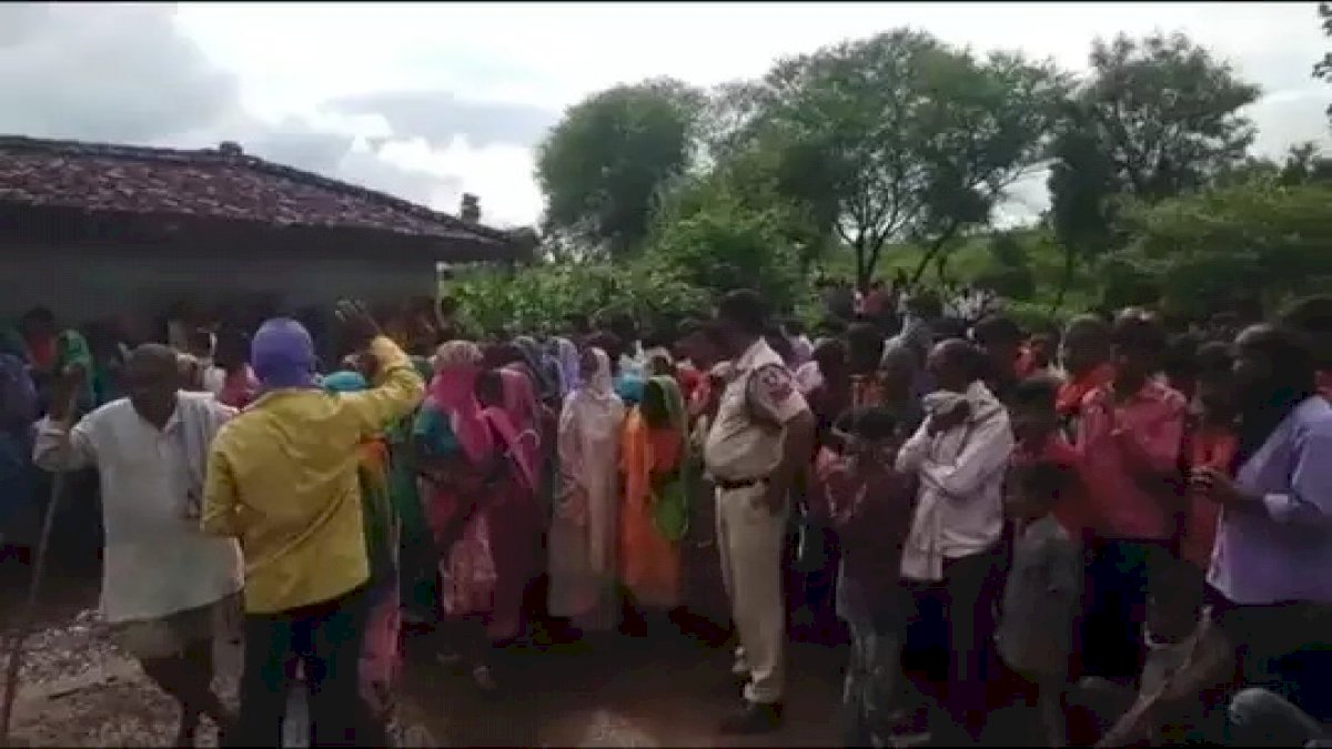 Man beheads Wife: कुलदेवता को खुश करने के लिए पत्नी का सिर काटकर चढ़ाया Man beheads Wife: कुलदेवता को खुश करने के लिए पत्नी का सिर काटकर चढ़ाया