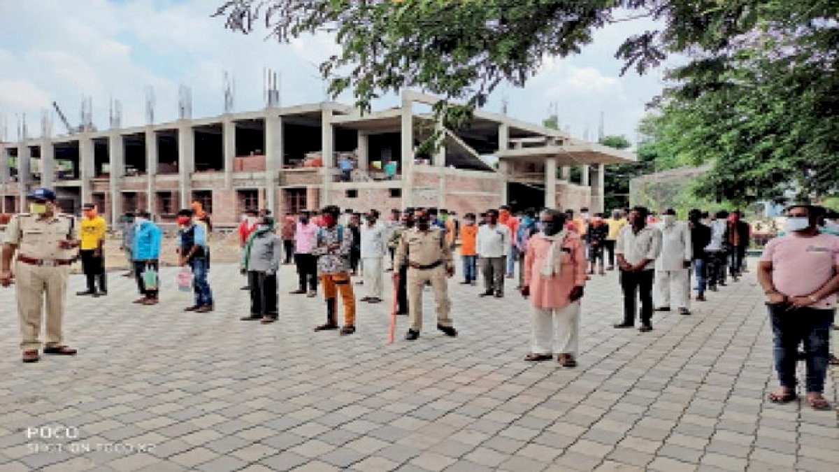 Ujjain: मास्क नहीं पहनने पर 1007 लोगों को 4 घंटे जेल व दो मास्क खरीदने की सजा Ujjain: मास्क नहीं पहनने पर 1007 लोगों को 4 घंटे जेल व दो मास्क खरीदने की सजा