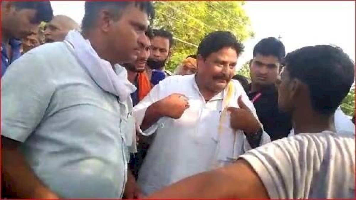 MP: कृषि राज्य मंत्री गिर्राज दंडोतिया को फिर दिखाए काले झण्डे MP: कृषि राज्य मंत्री गिर्राज दंडोतिया को फिर दिखाए काले झण्डे