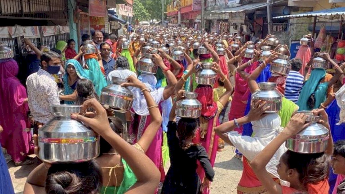 MP By Poll: मंत्री तुलसी सिलावट की कलश यात्रा ने तोड़ा दो गज दूरी का नियम MP By Poll: मंत्री तुलसी सिलावट की कलश यात्रा ने तोड़ा दो गज दूरी का नियम