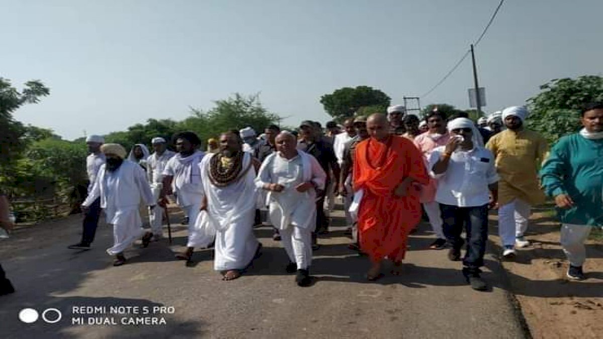 कांग्रेस नेता गोविंद सिंह की नदी बचाओ यात्रा में शामिल हुए कंप्यूटर बाबा कांग्रेस नेता गोविंद सिंह की नदी बचाओ यात्रा में शामिल हुए कंप्यूटर बाबा