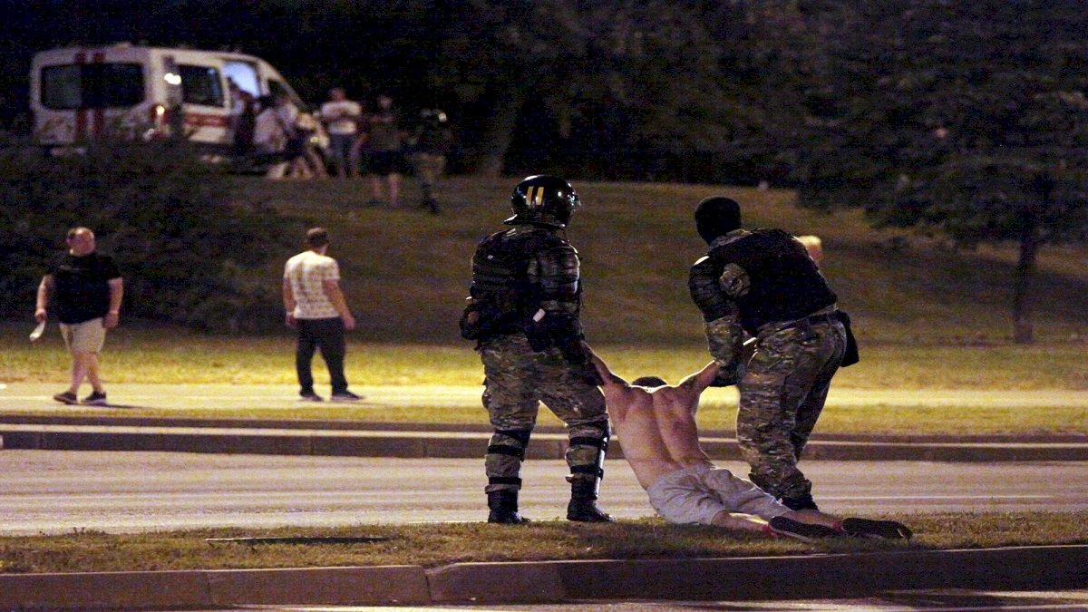 Belarus Protests: प्रदर्शनकारियों पर बढ़ी पुलिस ज्यादती, हिरासत में लिए गए सैंकड़ों लोग Belarus Protests: प्रदर्शनकारियों पर बढ़ी पुलिस ज्यादती, हिरासत में लिए गए सैंकड़ों लोग