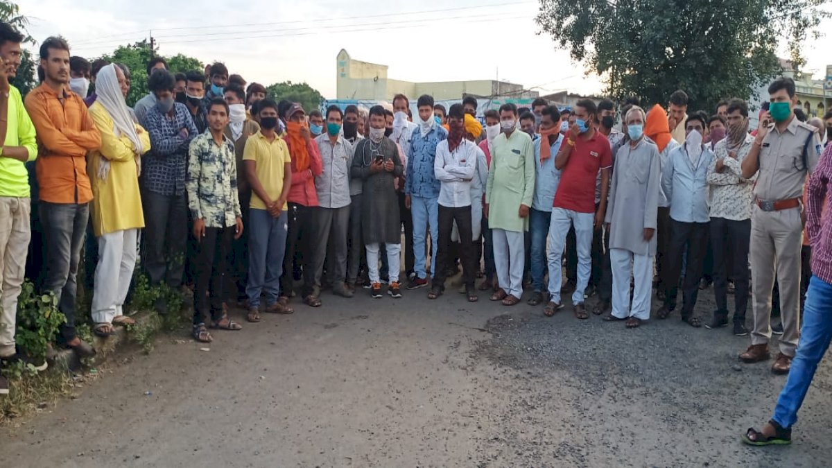 फसल नहीं बिकी तो फोरलेन किया जाम, मंडी एक्ट का विरोध फसल नहीं बिकी तो फोरलेन किया जाम, मंडी एक्ट का विरोध
