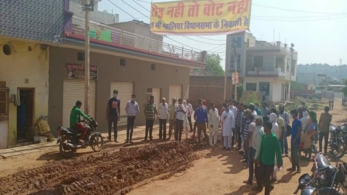 ग्वालियर की सड़क पर मंत्री प्रद्युमन सिंह तोमर के खिलाफ मोर्चेबंदी ग्वालियर की सड़क पर मंत्री प्रद्युमन सिंह तोमर के खिलाफ मोर्चेबंदी