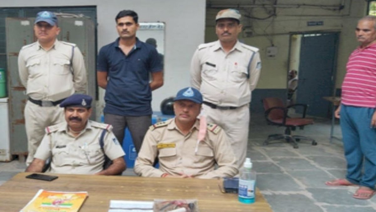 Mehgaon: छात्र ने टीचर को डराने के लिए रखा था स्कूल में बम Mehgaon: छात्र ने टीचर को डराने के लिए रखा था स्कूल में बम