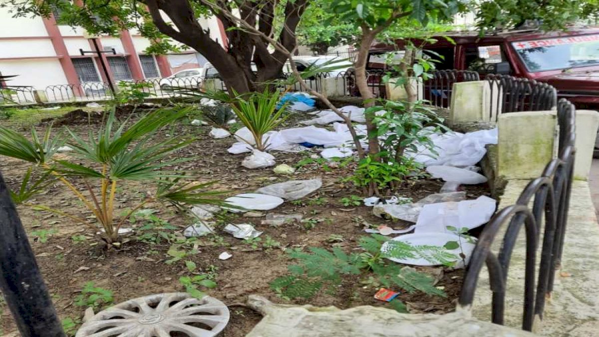 Raipur: अस्पताल प्रबंधन की लापरवाही, जोखिम में लोगों की जान Raipur: अस्पताल प्रबंधन की लापरवाही, जोखिम में लोगों की जान