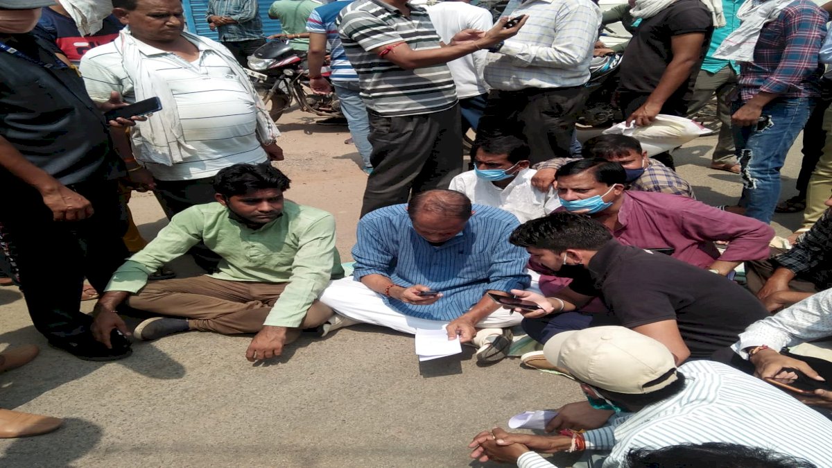 Gwalior: रात को फोन नहीं उठाया, सुबह बीजेपी नेता का घेराव Gwalior: रात को फोन नहीं उठाया, सुबह बीजेपी नेता का घेराव