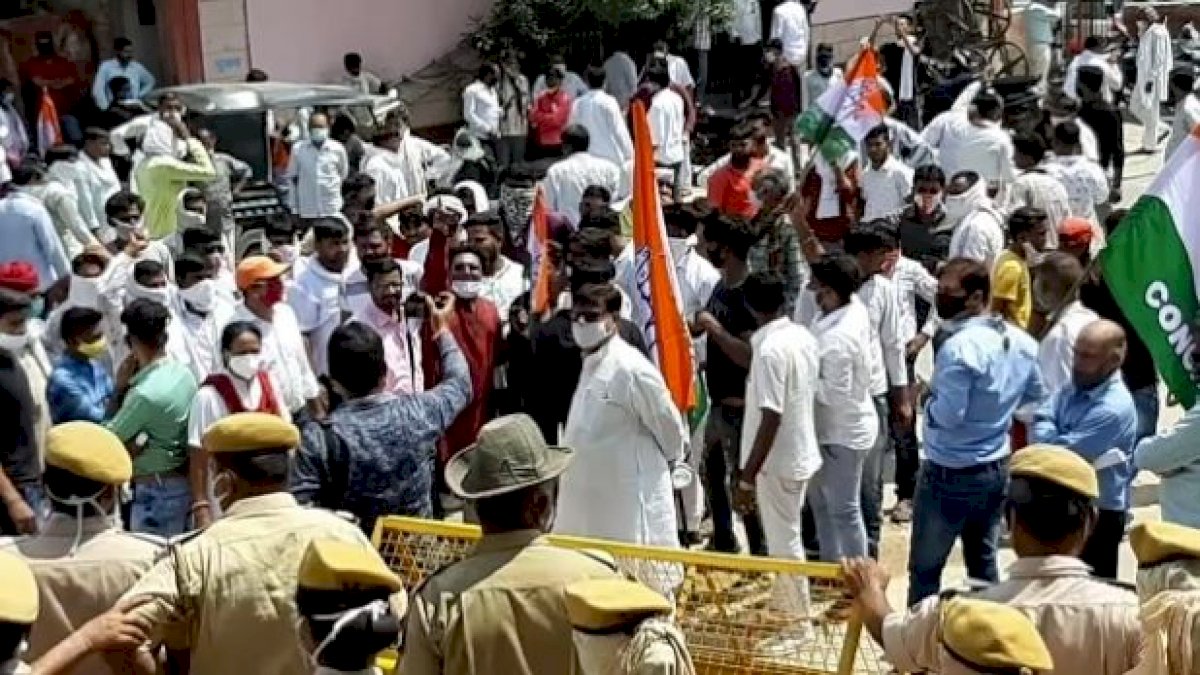 Rajsthan: अशोक गहलोत और सचिन पायलट के समर्थक भिड़े, फाड़े पोस्टर Rajsthan: अशोक गहलोत और सचिन पायलट के समर्थक भिड़े, फाड़े पोस्टर