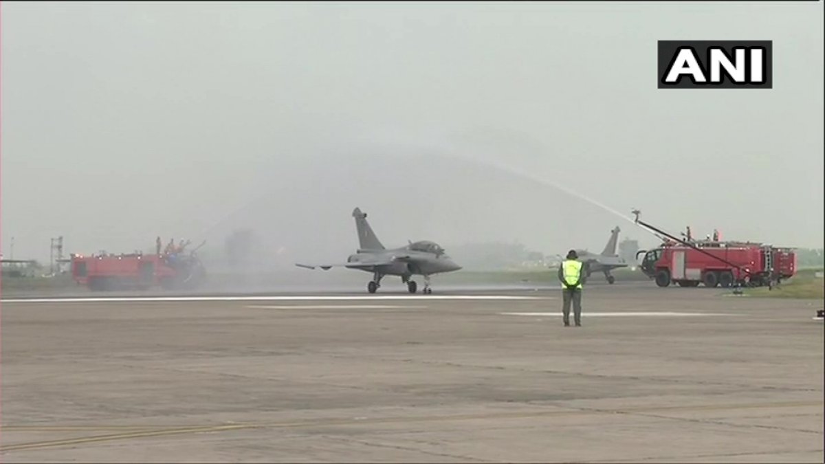 Rafale Induction: राफेल की हुई वायुसेना में एंट्री, वाटर कैनन की सलामी Rafale Induction: राफेल की हुई वायुसेना में एंट्री, वाटर कैनन की सलामी