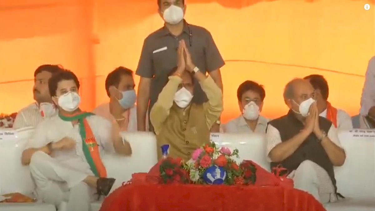 Jyotiraditya Scindia: दिमनी में ज्योतिरादित्य सिंधिया की सभा के लिए खेत उजाड़े Jyotiraditya Scindia: दिमनी में ज्योतिरादित्य सिंधिया की सभा के लिए खेत उजाड़े