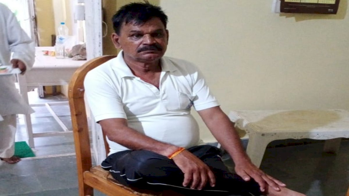 Rewa: 15 हजार की रिश्वत लेते हेड कांस्टेबल रंगे हाथ पकड़ाया Rewa: 15 हजार की रिश्वत लेते हेड कांस्टेबल रंगे हाथ पकड़ाया