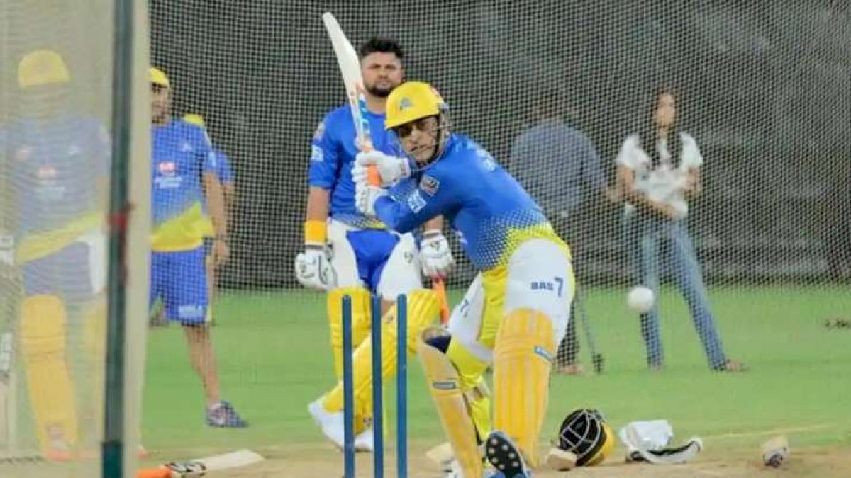 एमएस धोनी ने आईपीएल शुरू होने से पहले ही लगाया स्टेडियम के बाहर सिक्सर एमएस धोनी ने आईपीएल शुरू होने से पहले ही लगाया स्टेडियम के बाहर सिक्सर