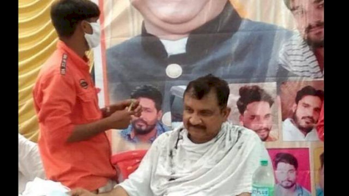 Vijay Shah: वन मंत्री विजय शाह ने मंच पर ही कटवाए बाल, स्वरोजगार के लिए दिए 60 हजार रुपए Vijay Shah: वन मंत्री विजय शाह ने मंच पर ही कटवाए बाल, स्वरोजगार के लिए दिए 60 हजार रुपए