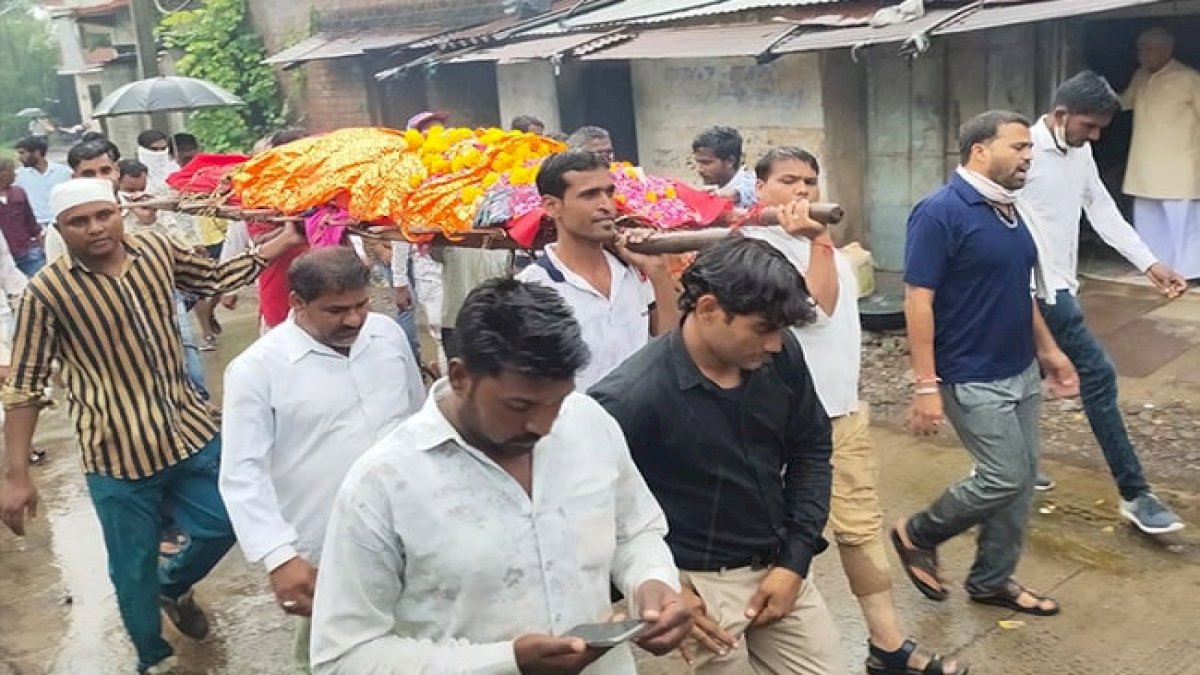 इंदौर में दलित महिला का दाह संस्कार रोका, दिग्विजय सिंह ने कहा मौन क्यों शिवराज चौहान इंदौर में दलित महिला का दाह संस्कार रोका, दिग्विजय सिंह ने कहा मौन क्यों शिवराज चौहान