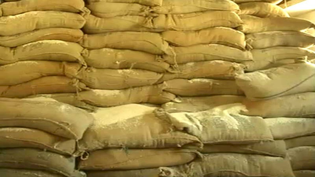 MP Rice Scam: इंदौर में 50 करोड़ का चावल घोटाला, 900 बोरी चावल मिला MP Rice Scam: इंदौर में 50 करोड़ का चावल घोटाला, 900 बोरी चावल मिला