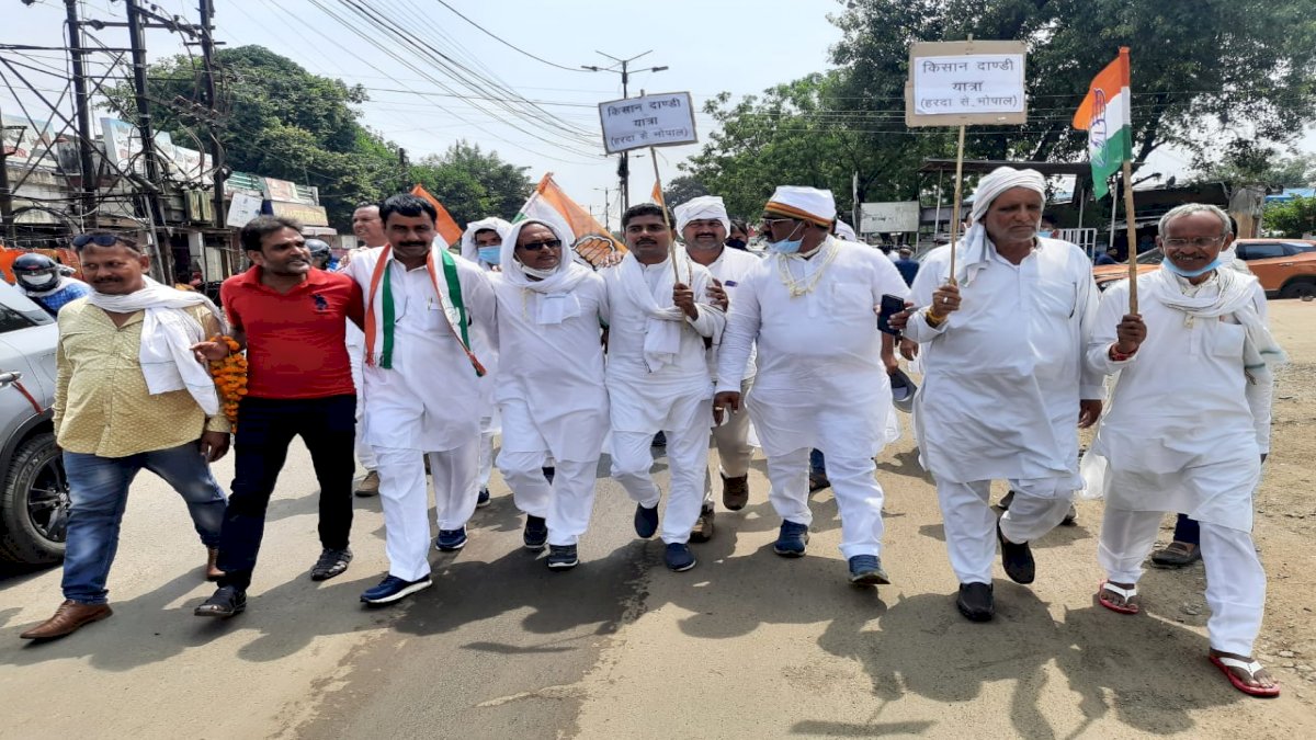 Kisan Dandi Yatra: किसानों ने भोपाल तक की दांडी यात्रा, राज्यपाल से गुहार Kisan Dandi Yatra: किसानों ने भोपाल तक की दांडी यात्रा, राज्यपाल से गुहार