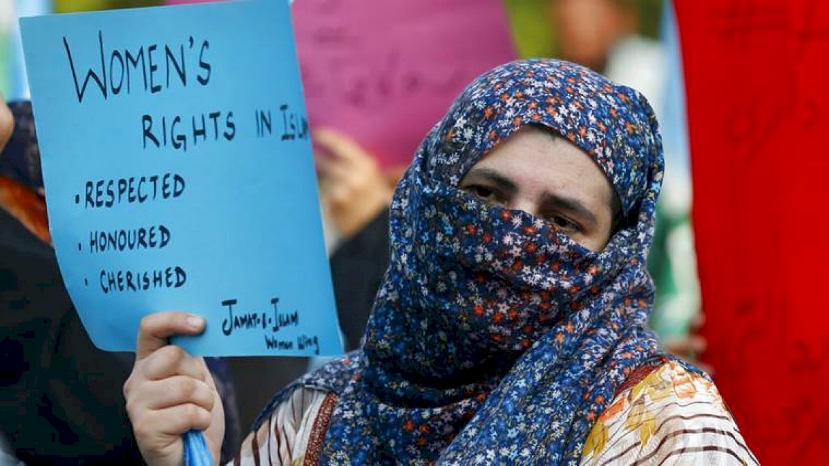 Pakistan Gangrape: बच्चों के सामने मां का गैंगरेप, पाकिस्तान में विरोध प्रदर्शन Pakistan Gangrape: बच्चों के सामने मां का गैंगरेप, पाकिस्तान में विरोध प्रदर्शन