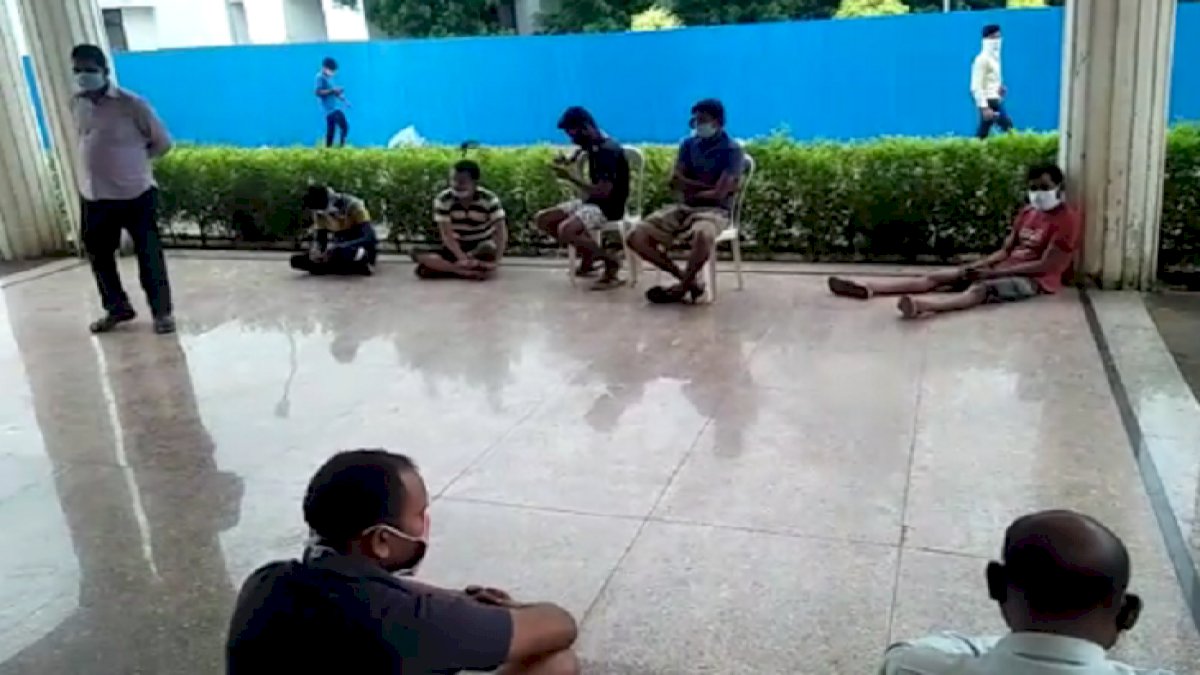 कोविड केयर सेंटर में कोरोना मरीजों को पुलिस ने पीटा कोविड केयर सेंटर में कोरोना मरीजों को पुलिस ने पीटा