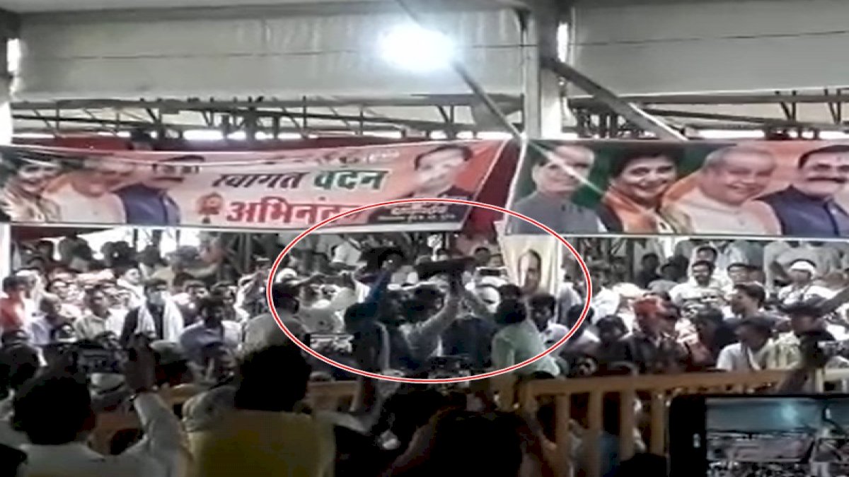Jyotiraditya Scindia: मुरैना रैली में ज्योतिरादित्य सिंधिया को दिखाए काले झंडे Jyotiraditya Scindia: मुरैना रैली में ज्योतिरादित्य सिंधिया को दिखाए काले झंडे