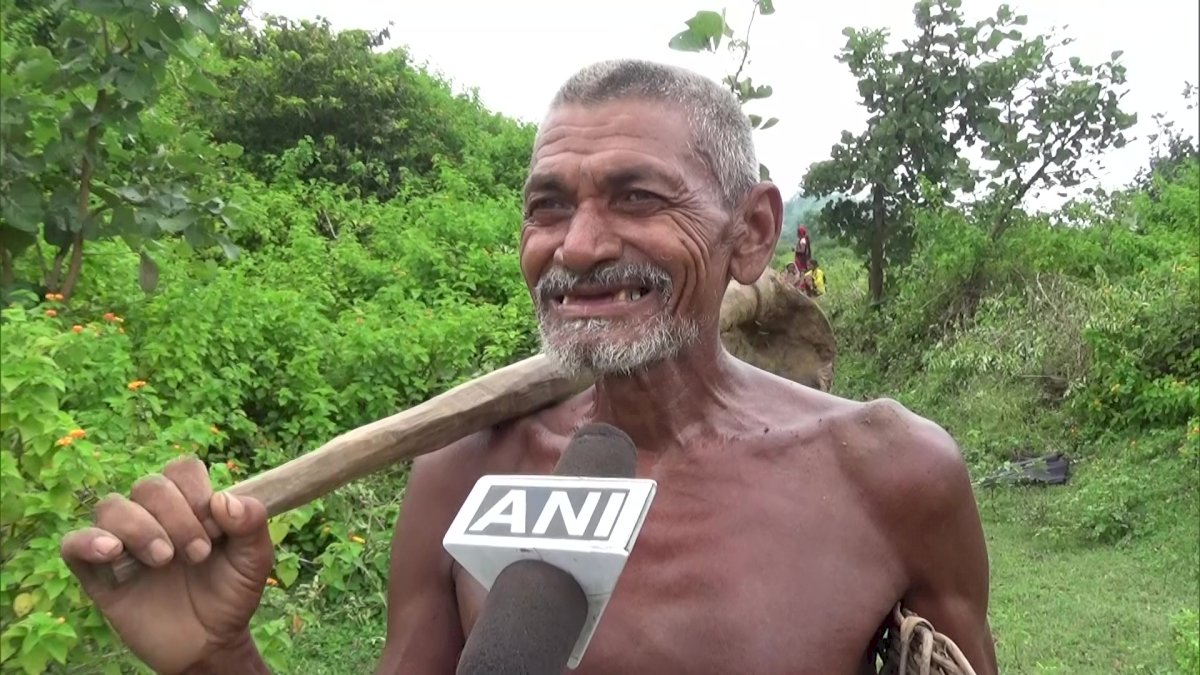 Water Man: लौंगी भुइयां ने 30 सालों में पहाड़ काटकर बनाई नहर Water Man: लौंगी भुइयां ने 30 सालों में पहाड़ काटकर बनाई नहर