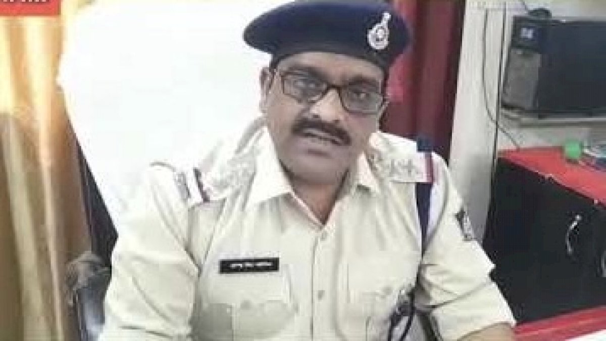 Datia: टीआई के खिलाफ उसी के थाने में गैर जमानती वारंट, गृहमंत्री का करीबी होने से कार्रवाई नहीं Datia: टीआई के खिलाफ उसी के थाने में गैर जमानती वारंट, गृहमंत्री का करीबी होने से कार्रवाई नहीं