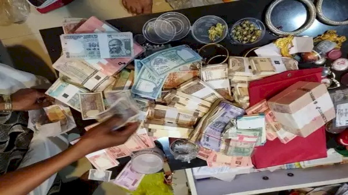 Lokayukta Raid: बड़नगर सीएमओ के घर लोकायुक्त का छापा, काली कमाई उजागर Lokayukta Raid: बड़नगर सीएमओ के घर लोकायुक्त का छापा, काली कमाई उजागर