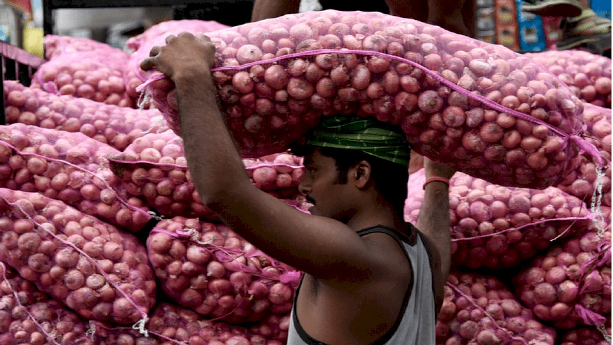 Onion Export Ban: प्याज पर निर्यात पर रोक, किसान नाराज Onion Export Ban: प्याज पर निर्यात पर रोक, किसान नाराज